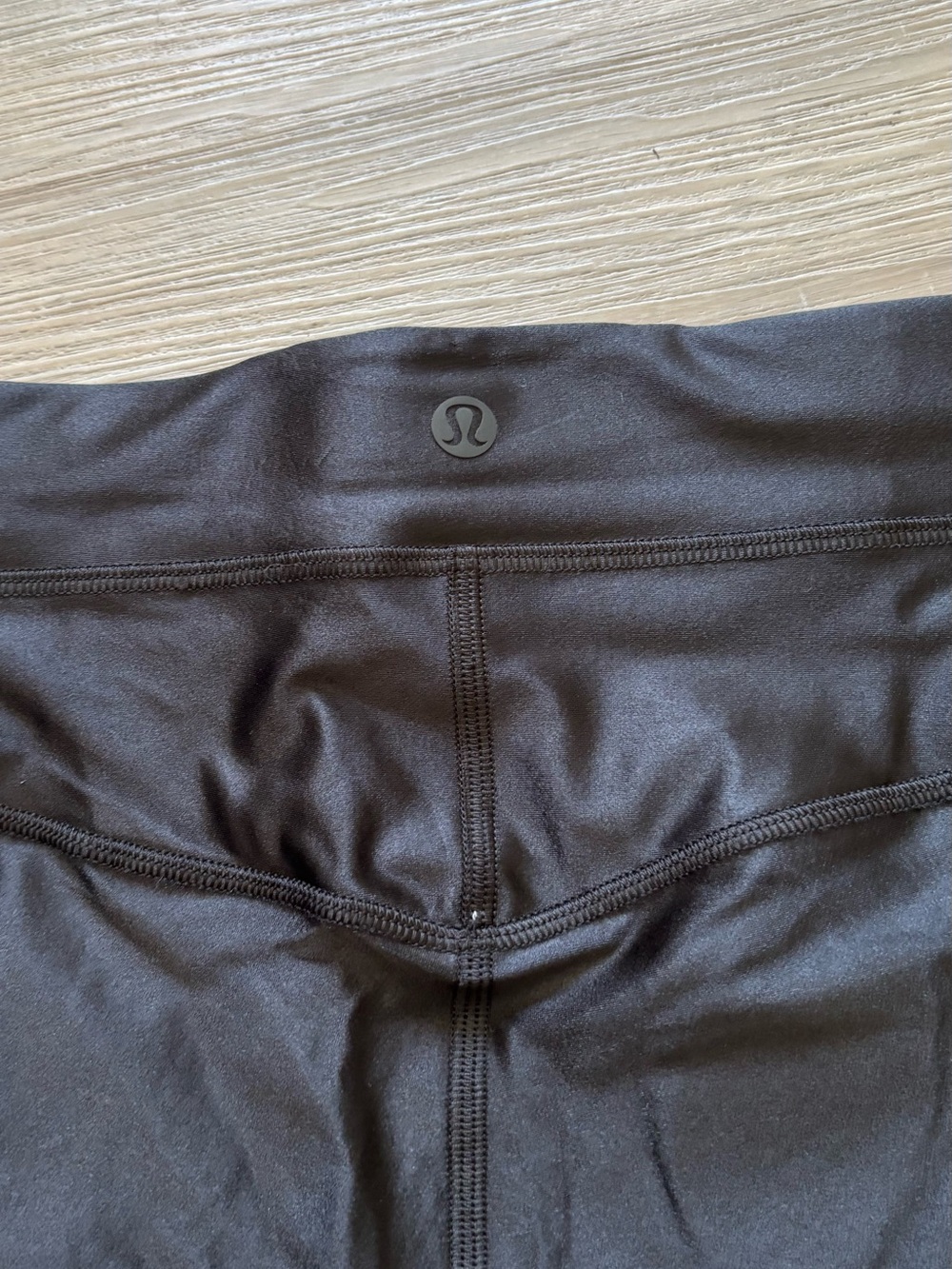 Lululemon Women’s Black Satin Shine High-Rise Short 6" Size 4 Four Way Stretch - Picture 3 of 4